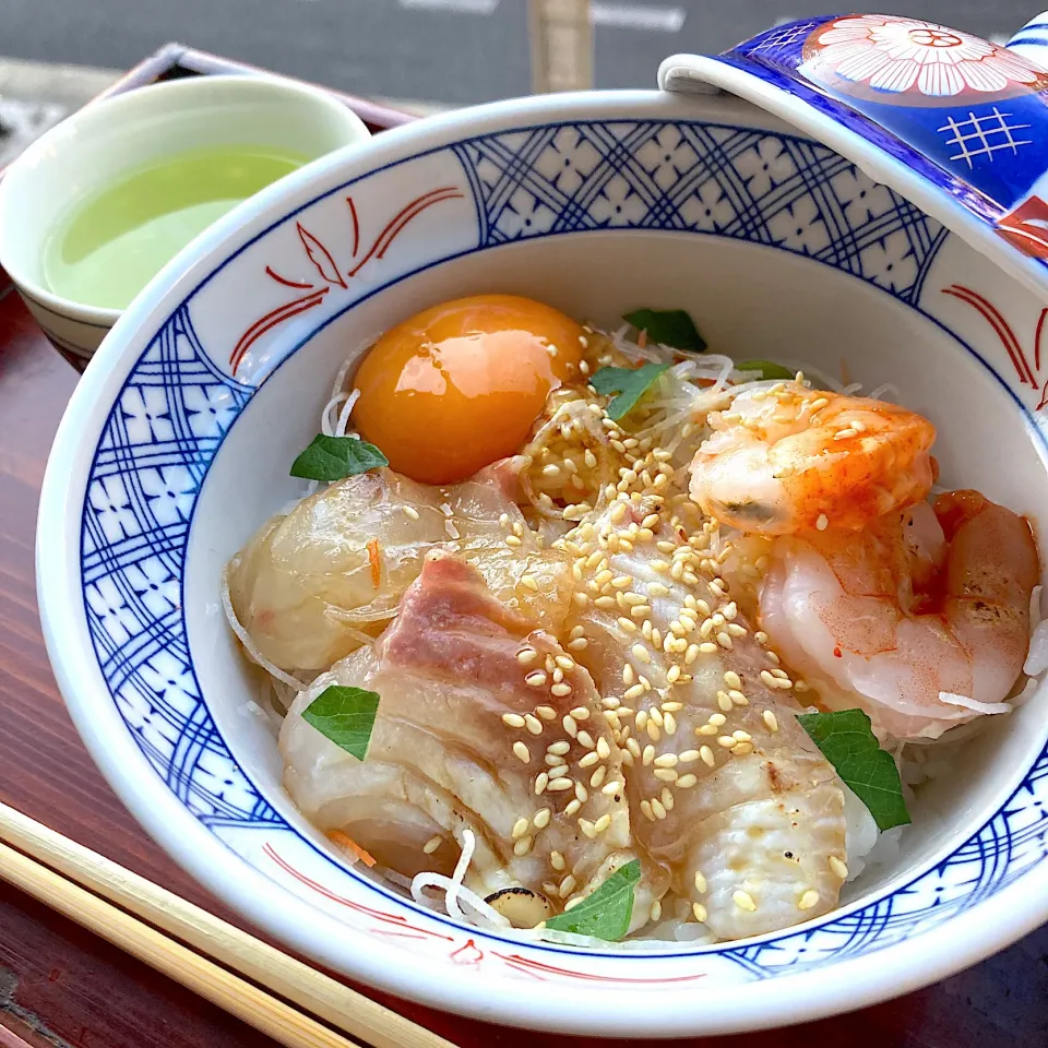 Snapdishの料理写真:鯛と海老の海鮮丼|Kさん