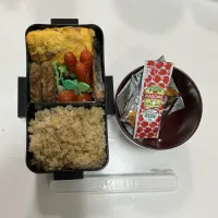 Snapdishの料理写真:パパ弁☆炊き込みご飯☆葱入り卵焼き☆鮭☆ハンバーグ☆赤ウインナー☆プチトマト☆小松菜の塩昆布和え☆みそ汁|Saharaさん