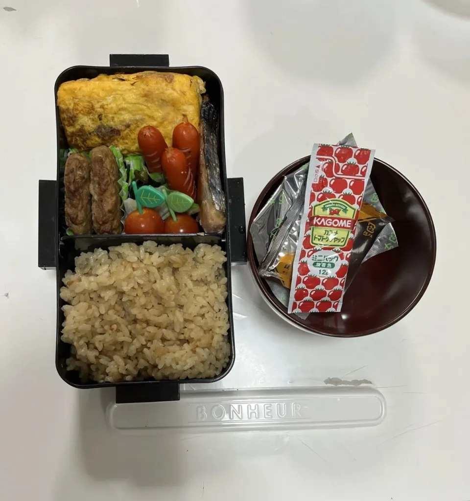 Snapdishの料理写真:パパ弁☆炊き込みご飯☆葱入り卵焼き☆鮭☆ハンバーグ☆赤ウインナー☆プチトマト☆小松菜の塩昆布和え☆みそ汁|Saharaさん