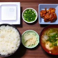 Snapdishの料理写真:今日の朝ごはん（新米・高知県産こしひかり、スモークペッパーチキン、納豆、白菜とえびつみれ汁、たくあん）| Mars＠釜飯作り研究中さん