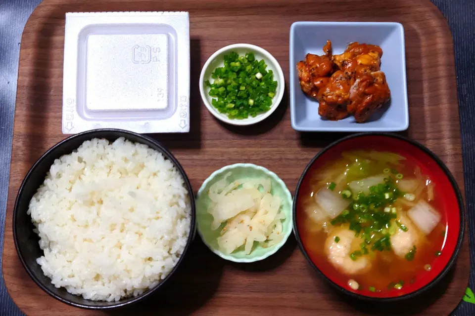 Snapdishの料理写真:今日の朝ごはん（新米・高知県産こしひかり、スモークペッパーチキン、納豆、白菜とえびつみれ汁、たくあん）|Mars＠釜飯作り研究中さん