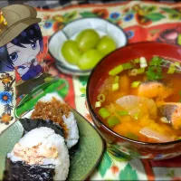 Snapdishの料理写真:朝食のおにぎり&鮭のあら汁|イリヤさん