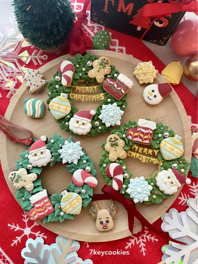 Snapdishの料理・レシピ写真:アイシングクッキークリスマスリース｜クリスマスの焼き菓子せっせと作っています♪