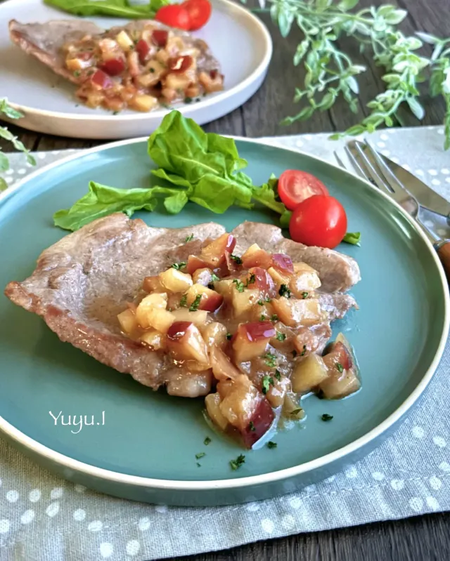 Snapdishの料理・レシピ写真:ポークソテー　アップルオニオンソース｜りんごを使って一品料理