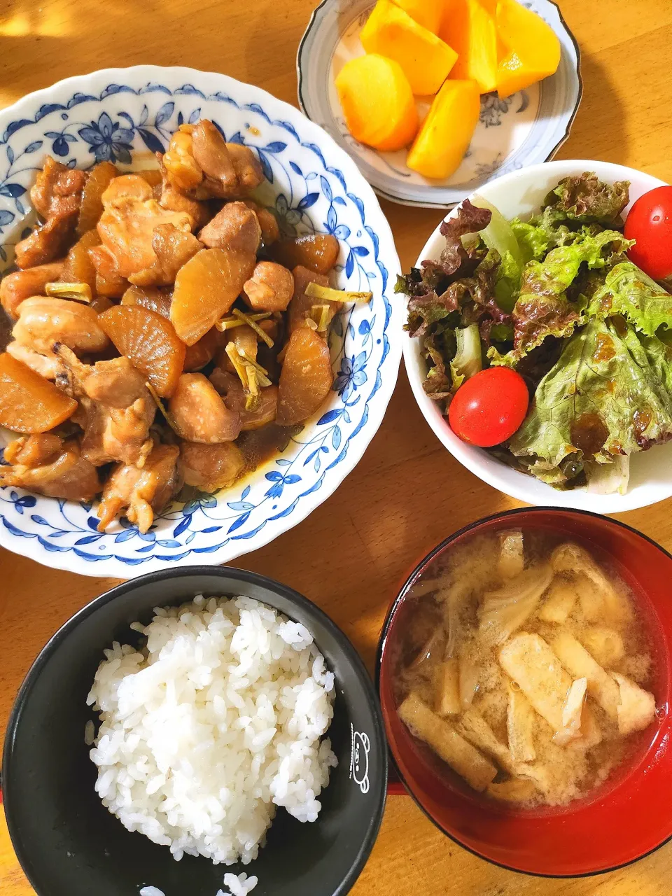 Snapdishの料理写真:大根と鶏ももの照り煮、まいたけと油揚げの味噌汁、レタスサラダ、柿|さきさん