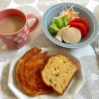 Snapdishの料理写真:朝ごはん
＊クイニーアマン
＊夫作バナナケーキ
＊サラダ
＊カフェオレ| さっちんさん