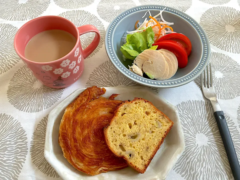 朝ごはん
＊クイニーアマン
＊夫作バナナケーキ
＊サラダ
＊カフェオレ|さっちんさん