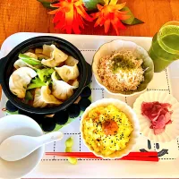 Snapdishの料理写真:餃子🥟カレー鍋🍲白滝辛子明太子和え、大根ぶどう漬け🍇締めのターメリックライス🍚|HAMI69さん