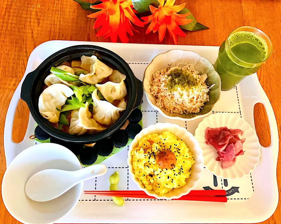 餃子🥟カレー鍋🍲白滝辛子明太子和え、大根ぶどう漬け🍇締めのターメリックライス🍚|HAMI69さん