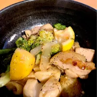 Snapdishの料理写真:chicken and lotus root stir fry with a hint of dashi|gonbenさん