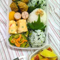 Snapdishの料理写真:本日の日替わり弁当

①おにぎり（若菜・ツナマヨ）
②自家製ミートボール
③ポキポキウインナー
④コーンクリームフライ
⑤いつもの厚焼きたまご（かにかま・青ネギ）
⑥ゴーヤー炒め
⑦さつまいもレモン煮|TakeBooさん