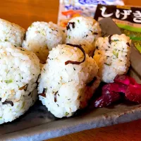 Snapdishの料理写真:しげきと塩昆布のおにぎり🍙|おかちさん