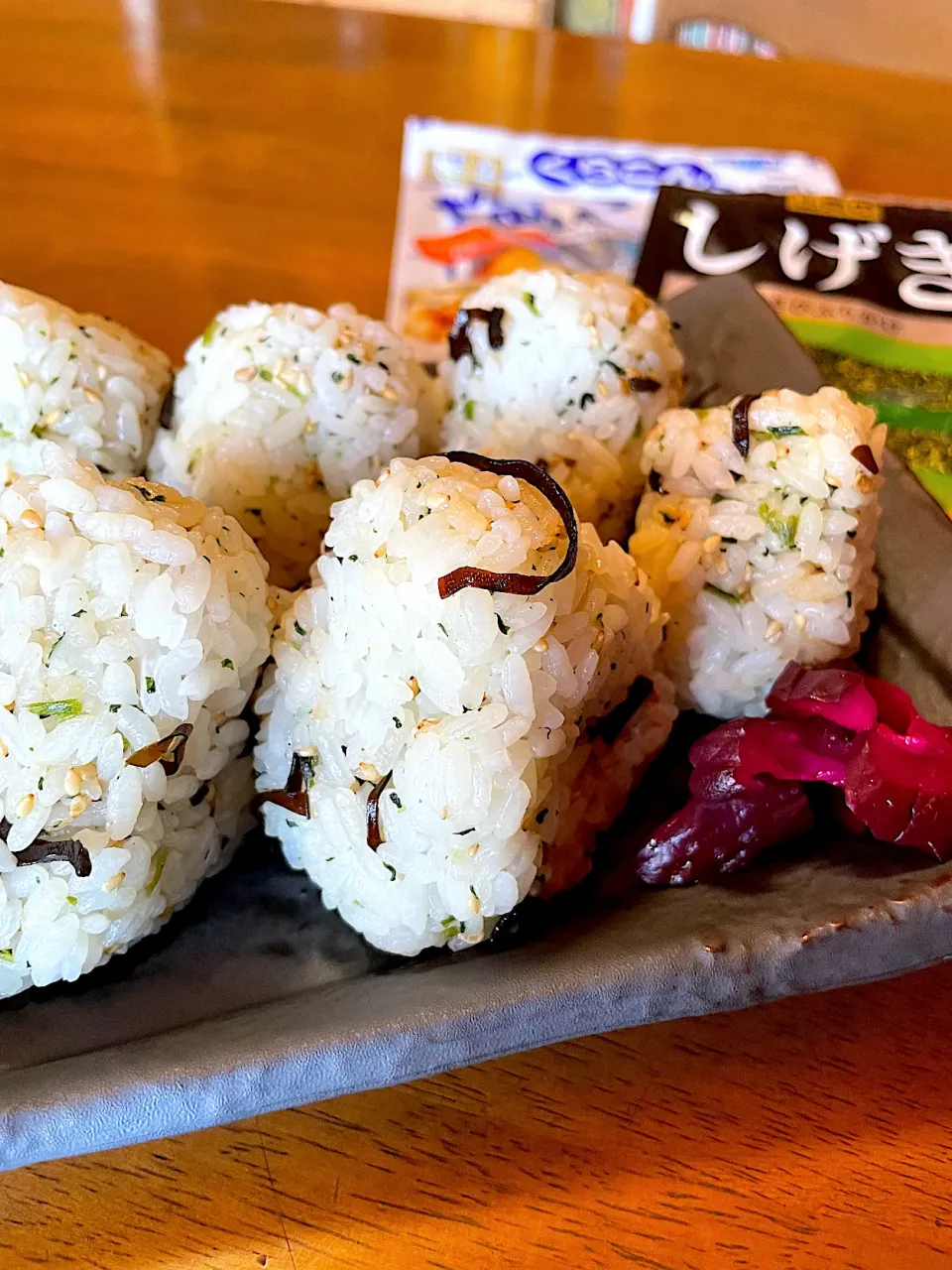 Snapdishの料理写真:しげきと塩昆布のおにぎり🍙|おかちさん