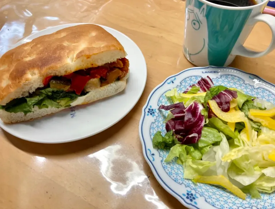 ソイボールフォカッチャサンドとサラダモーニング🥗🥪☕️|あめふくらさん