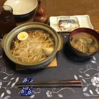 Snapdishの料理写真:鍋焼き肉うどん、豚汁、鯖の味噌煮、麦茶、バナナ(昼飯)| enarinさん