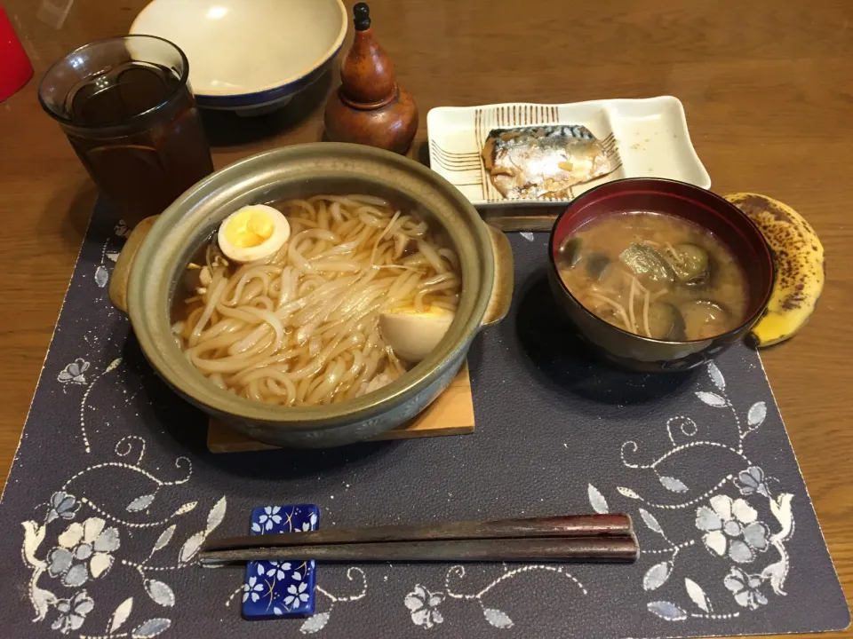 鍋焼き肉うどん、豚汁、鯖の味噌煮、麦茶、バナナ(昼飯)|enarinさん