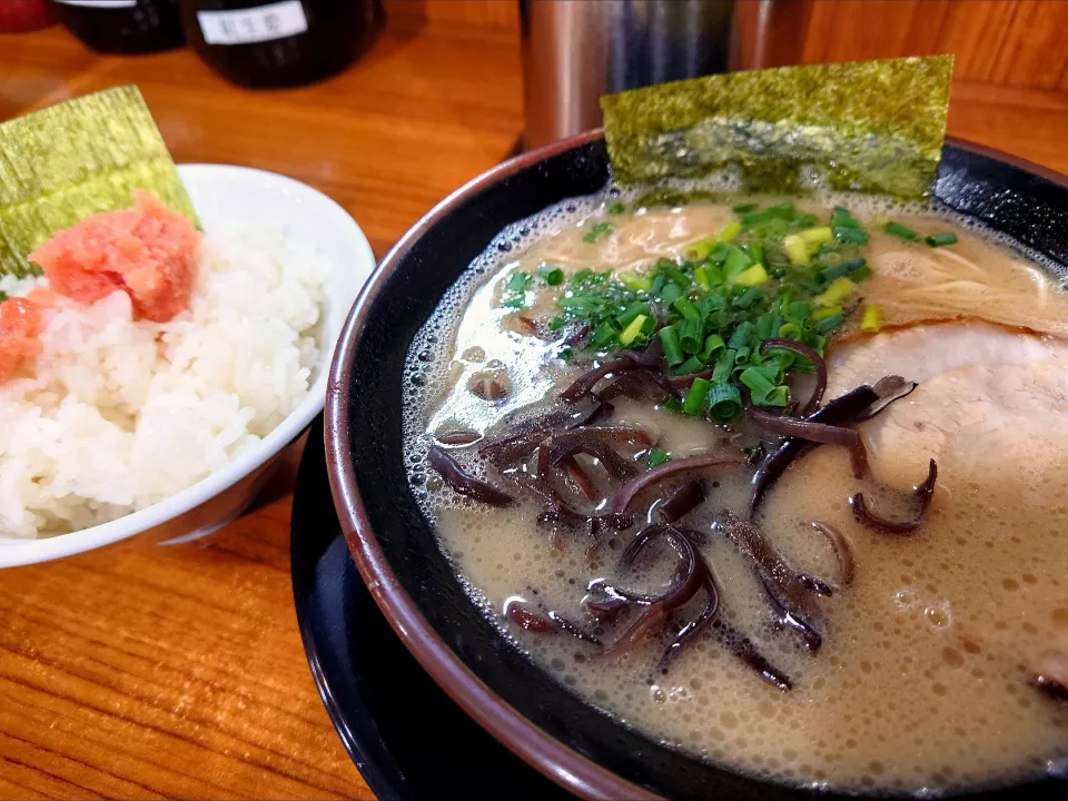 【2004年創業】 
博多長浜らーめん ぼたん 大塚本店
ラーメン (麺の固さ：やわ、900円) 
＋明太ごはん (300円) 
＠大塚2分
(JR板橋駅まで徒歩23分)
24274 (296,095)|大脇さん