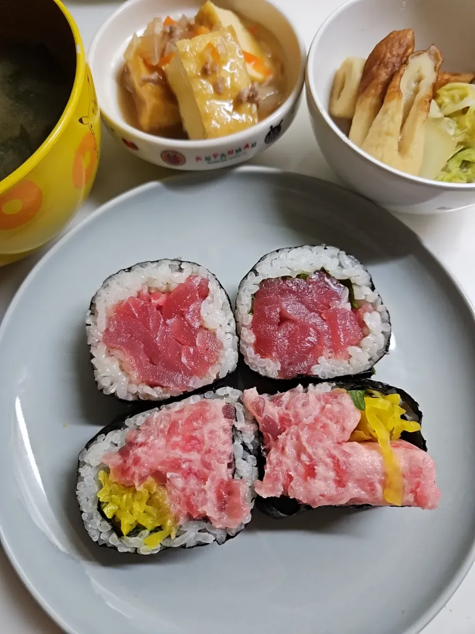 ☆夕飯☆ロピアの巻き寿司。と煮物と味噌汁|ｼｮｺﾗさん