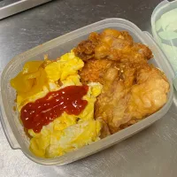 Snapdishの料理写真:弁当　残り物オムライスと唐揚げ|みちくんさん