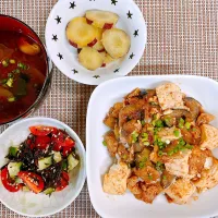 Snapdishの料理写真:豆腐となすと油揚げの味噌炒め丼♡トマトとぎうりとひじきのポン酢あえ♡さつまいもの甘露煮♡お味噌汁♡|まゆかさん