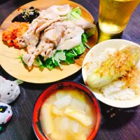 Snapdishの料理写真:なす炊きご飯、山芋と油揚げの味噌汁、豚しゃぶサラダ、なすの皮のきんぴら、白菜キムチ|サトリさん