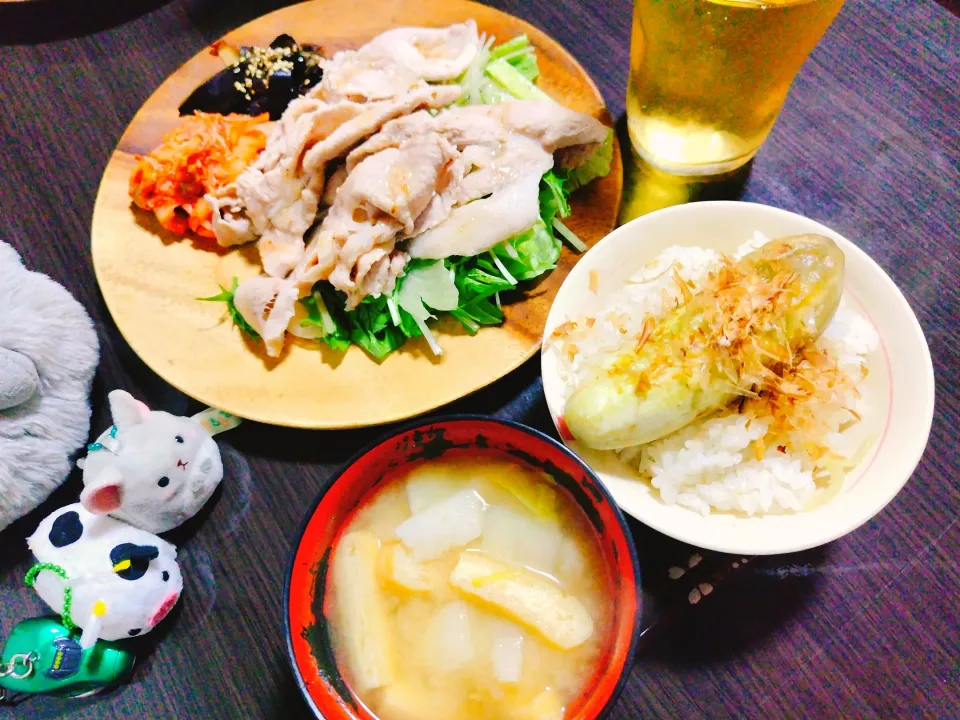 Snapdishの料理写真:なす炊きご飯、山芋と油揚げの味噌汁、豚しゃぶサラダ、なすの皮のきんぴら、白菜キムチ|サトリさん