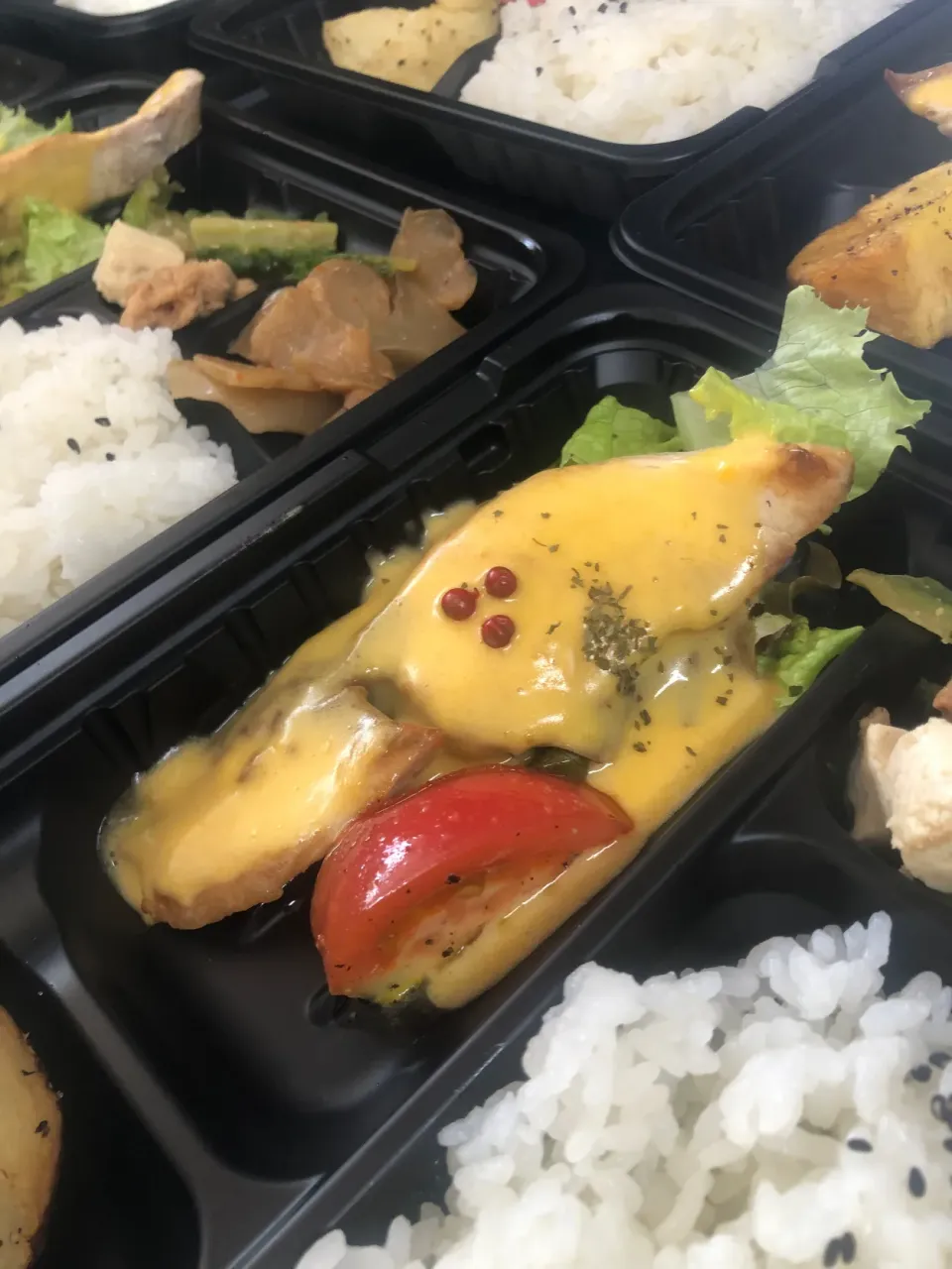 白身魚のソテーオランデーズソース弁当|沖縄「ピロピロ」ライフさん