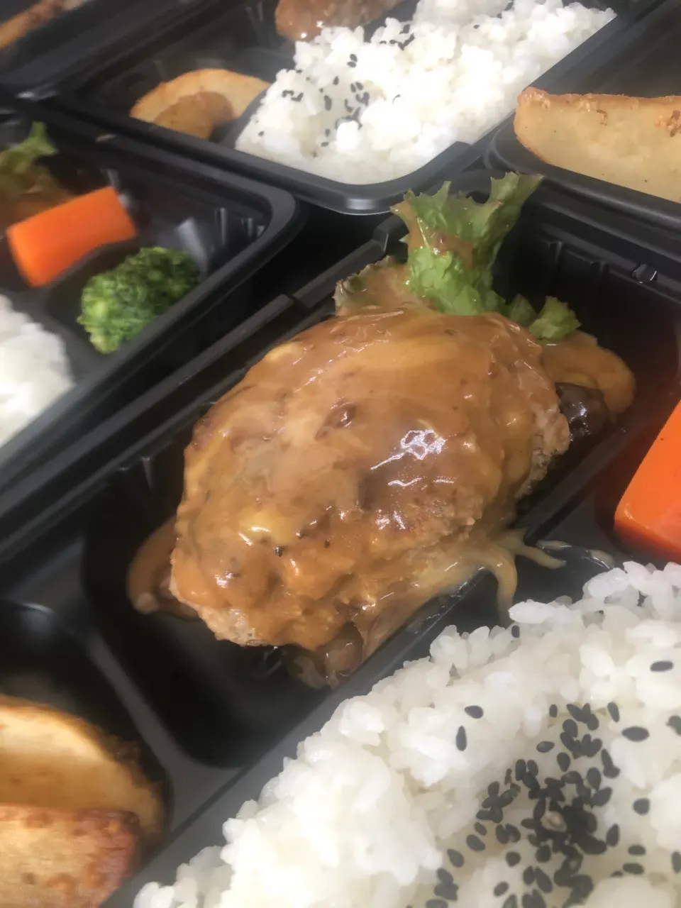 チーズソースハンバーグ弁当|沖縄「ピロピロ」ライフさん