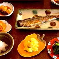 Snapdishの料理写真:晩ごはん♯秋刀魚♯自家製キムチ♯すだち胡椒マヨポテト♯春菊胡麻和え|小松菜さん