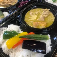 Snapdishの料理写真:グリーンカレー弁当|沖縄「ピロピロ」ライフさん