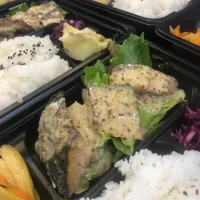 Snapdishの料理写真:白身魚のソテー/マスタードソース弁当|沖縄「ピロピロ」ライフさん