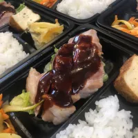 Snapdishの料理写真:豚ステーキ/BBQソース弁当|沖縄「ピロピロ」ライフさん