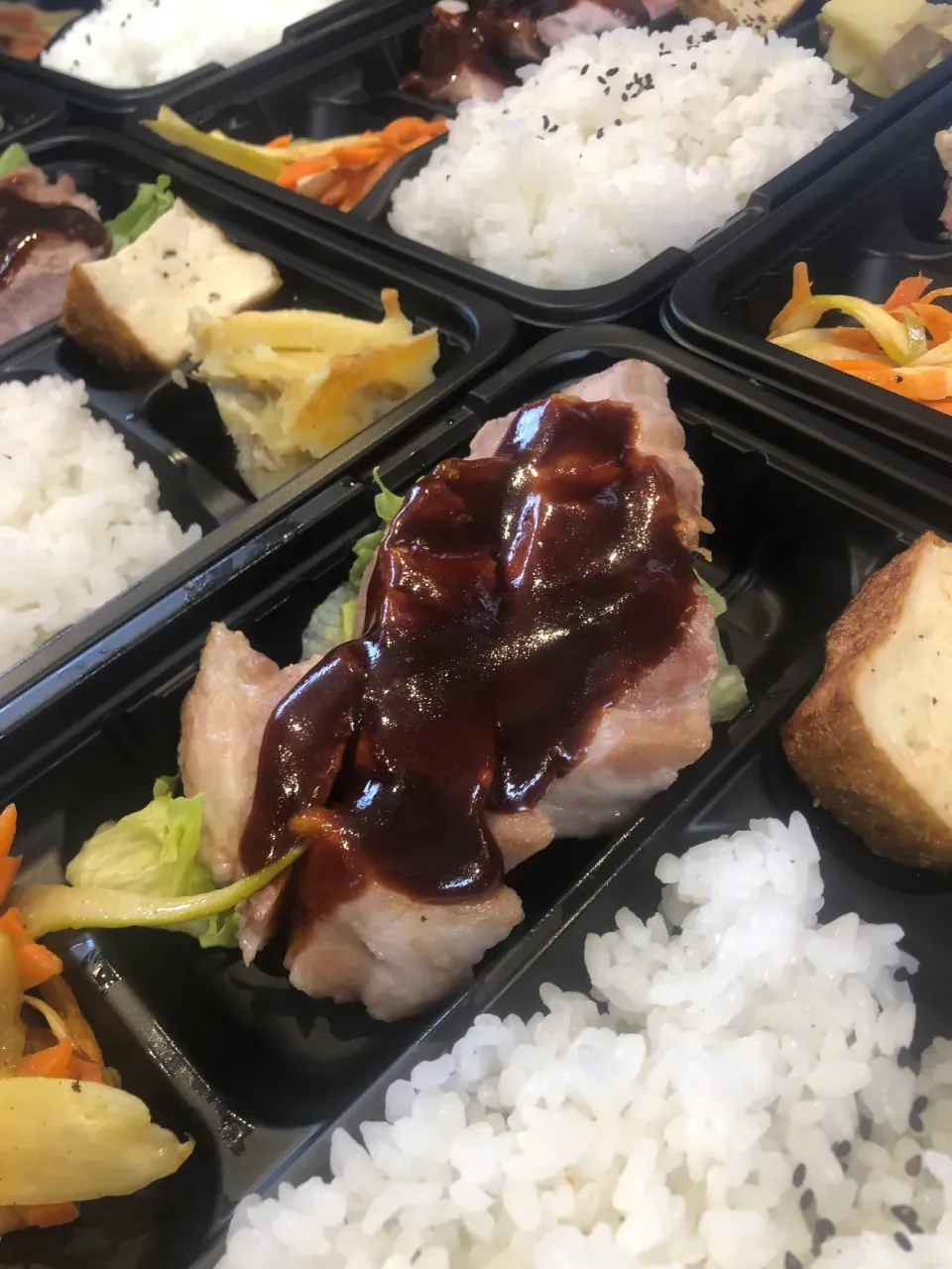 Snapdishの料理写真:豚ステーキ/BBQソース弁当|沖縄「ピロピロ」ライフさん