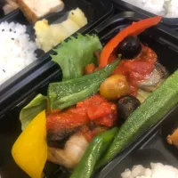 Snapdishの料理写真:白身魚とオリーブ、野菜のソテー弁当|沖縄「ピロピロ」ライフさん