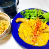 Snapdishの料理写真:鮭のムニエルクリームカレーソース、コーンご飯、ほうれん草コンソメスープ|shioshioさん