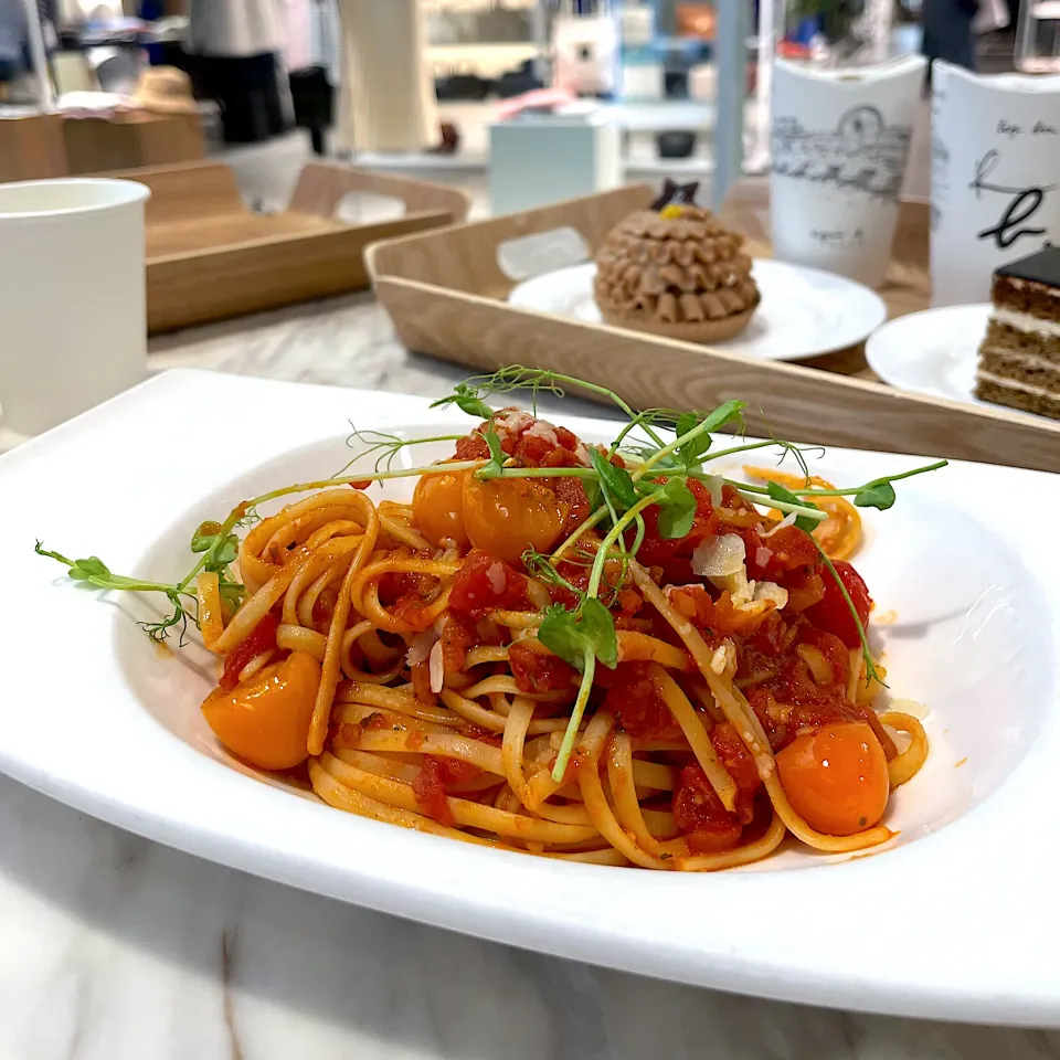 Snapdishの料理写真:Linguines with red wine tomato sauce|skyblueさん