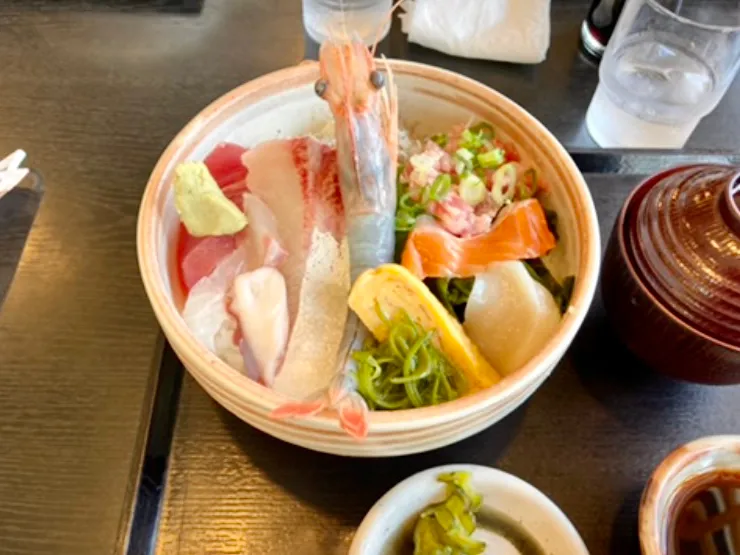 海の町の海鮮丼🏖🍣🍚|あめふくらさん