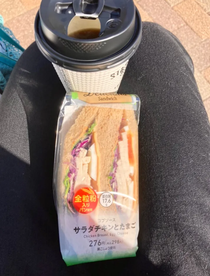 サラダチキンとたまごサンド🥚🍗🥪とホットコーヒー☕️|あめふくらさん