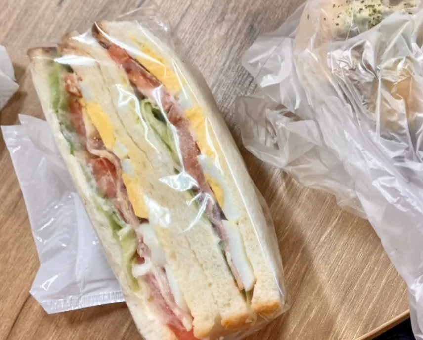 パン屋ランチ🍞🥖🥪|あめふくらさん