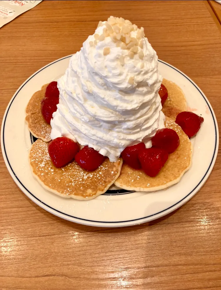 ストロベリーパンケーキ🥞🍓|あめふくらさん