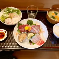 Snapdishの料理写真:お刺身定食|あめふくらさん