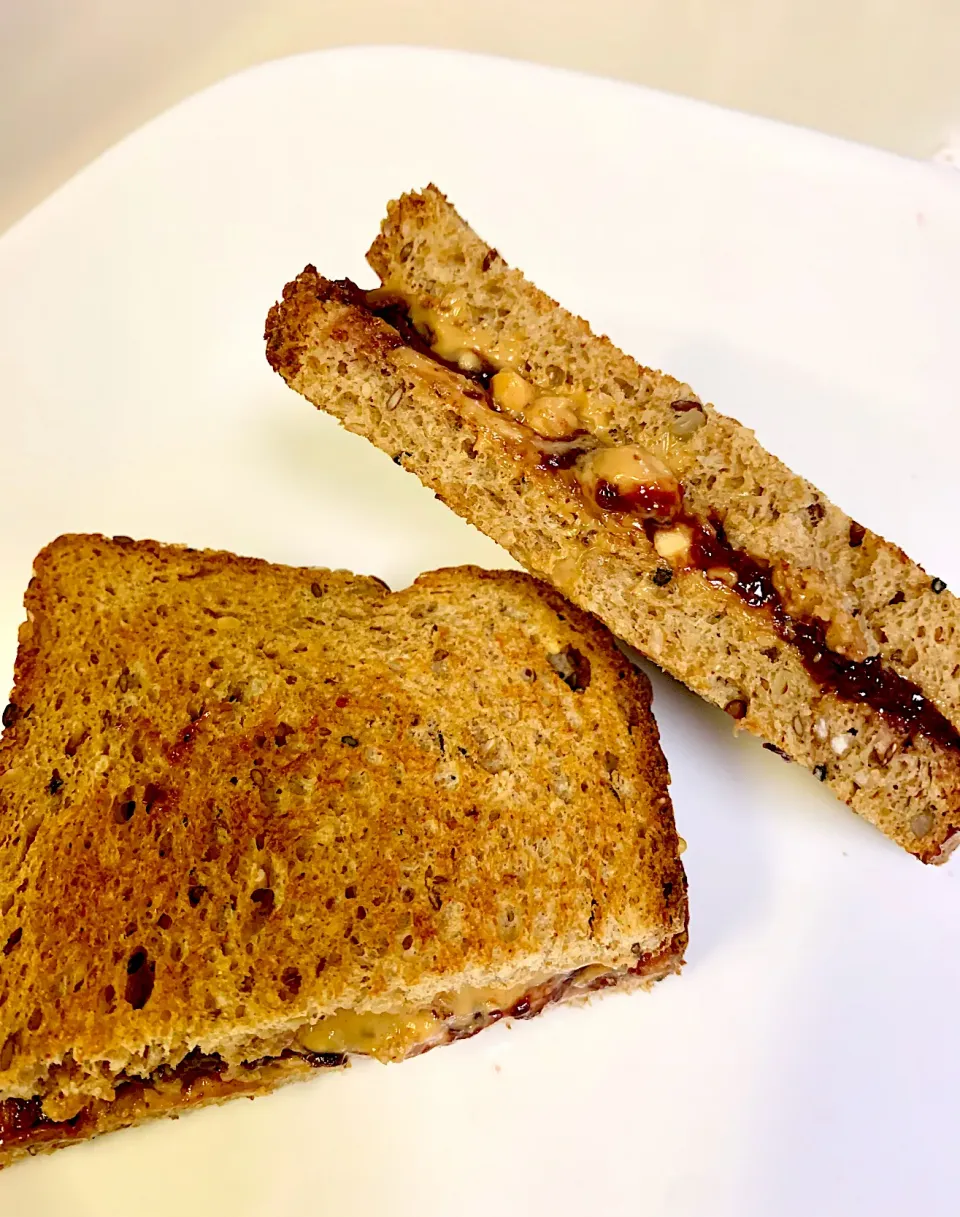 Does anyone still eat PB&J sandwich? I do.|gonbenさん