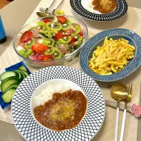 Snapdishの料理写真:トマトカレー、キウイ入りサラダ、チーズポテト、糠漬け|kekekeさん