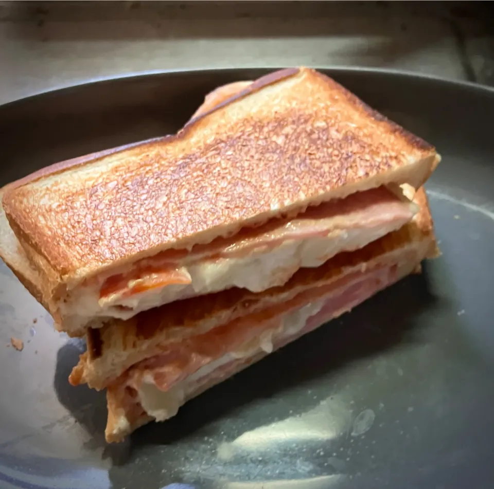 朝食に、ハムポテチーズホットサンドを頂きました😋👍🎵|ギムレットさん