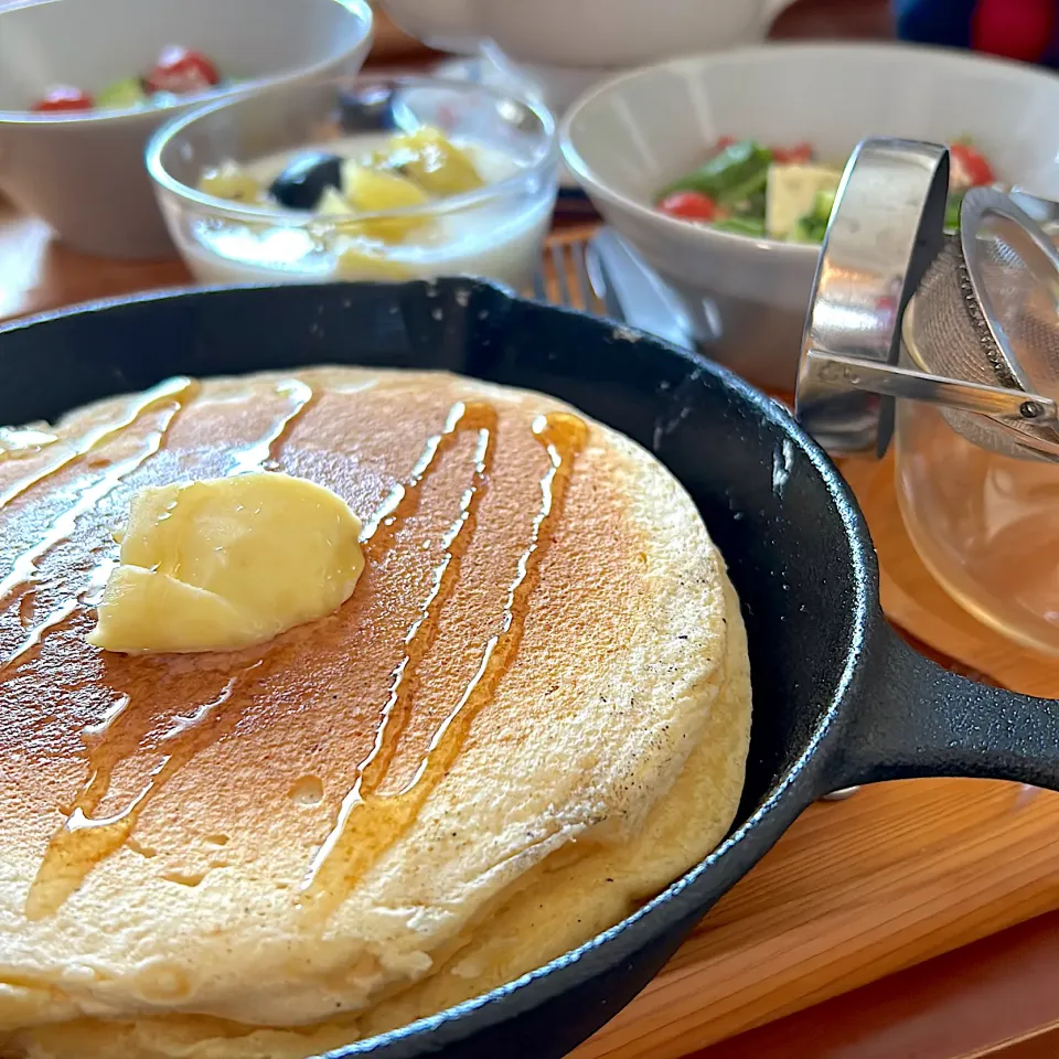 スキレットでふわふわパンケーキの朝ごはん|mokoさん