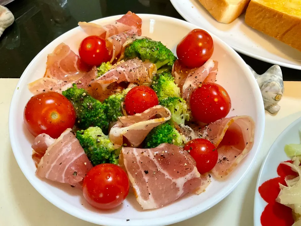 Snapdishの料理写真:生ハムベーコン🥓のサラダ|Takeshi  Nagakiさん