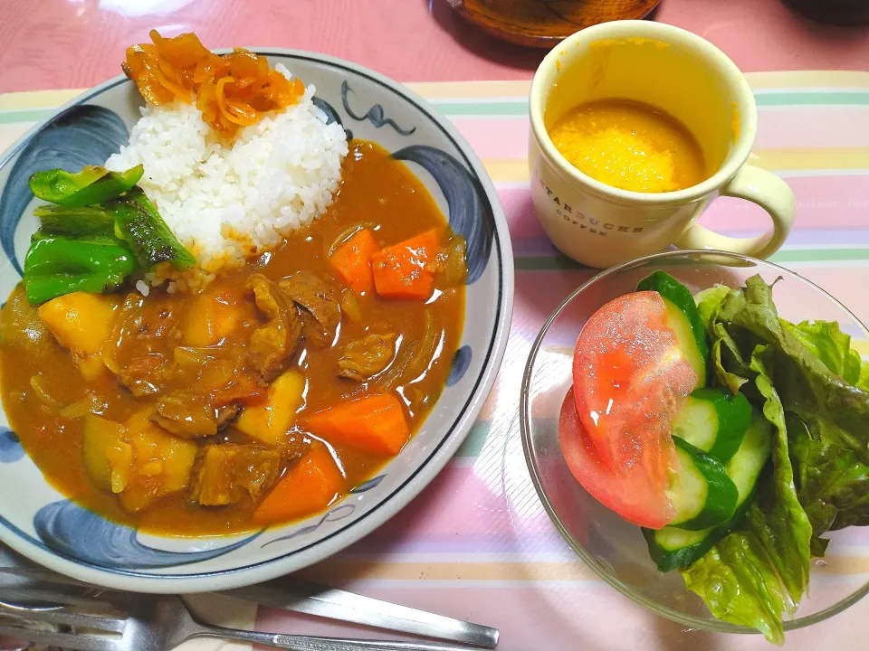 牛すじカレー　カボチャスープ　トマトサラダ|さゆさん