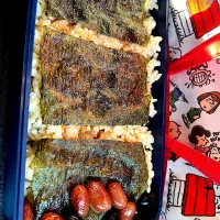 Snapdishの料理写真:#昼飯　黒豆6個茶豆6個のせロウカット玄米混ぜご飯子持ち昆布と梅挟み海苔弁当|ms903さん