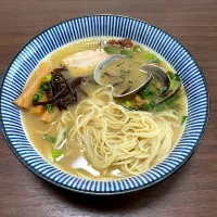 Snapdishの料理写真:濃厚貝だし鶏白湯塩ラーメン|dashi menjiroさん