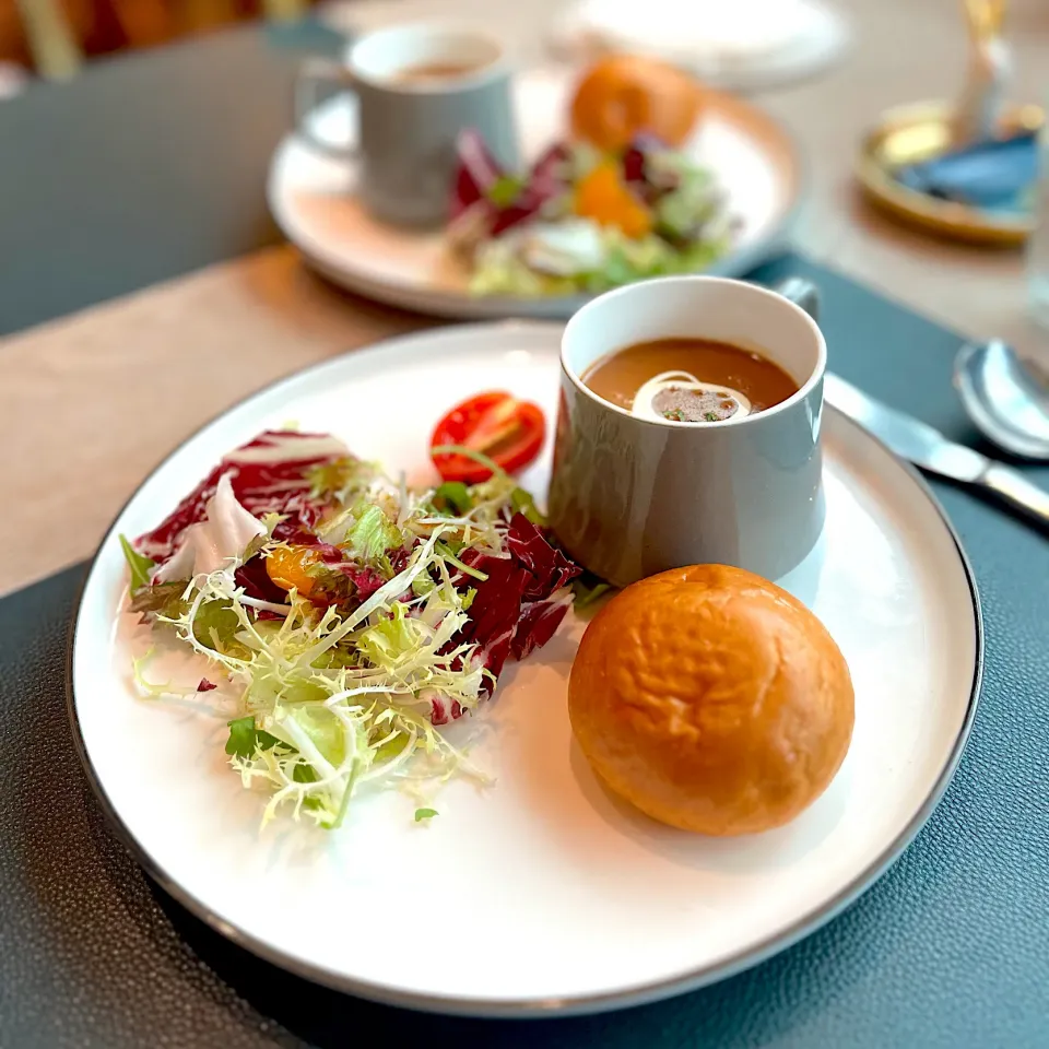 Lobster soup, salad and bread|skyblueさん